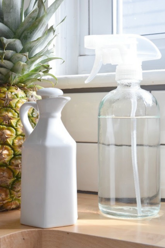 How to clean with vinegar water