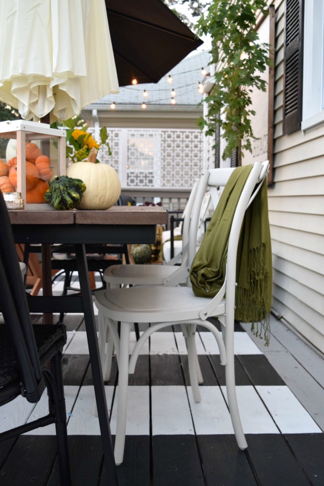 Simple Fall Table Setting Idea for Outdoor Entertaining