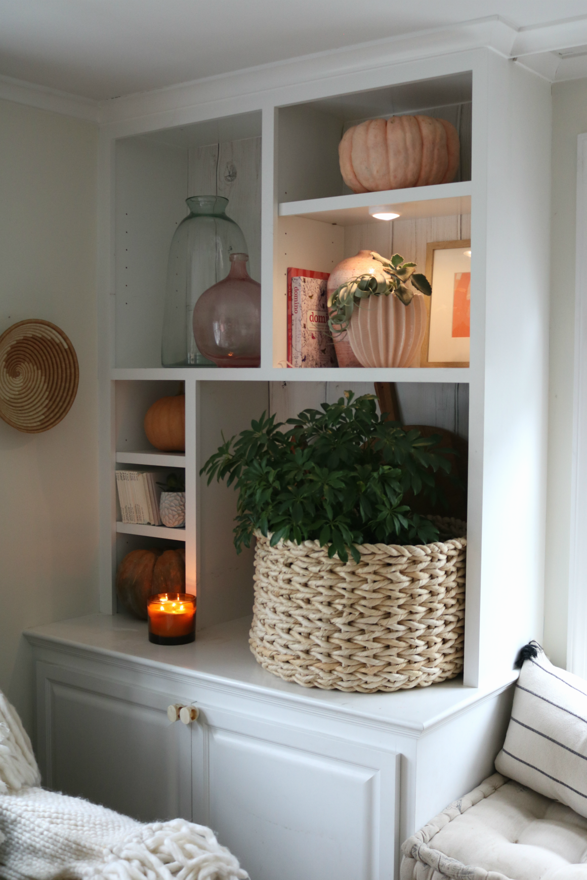 Fall Bookcase Styling- Color Blocking