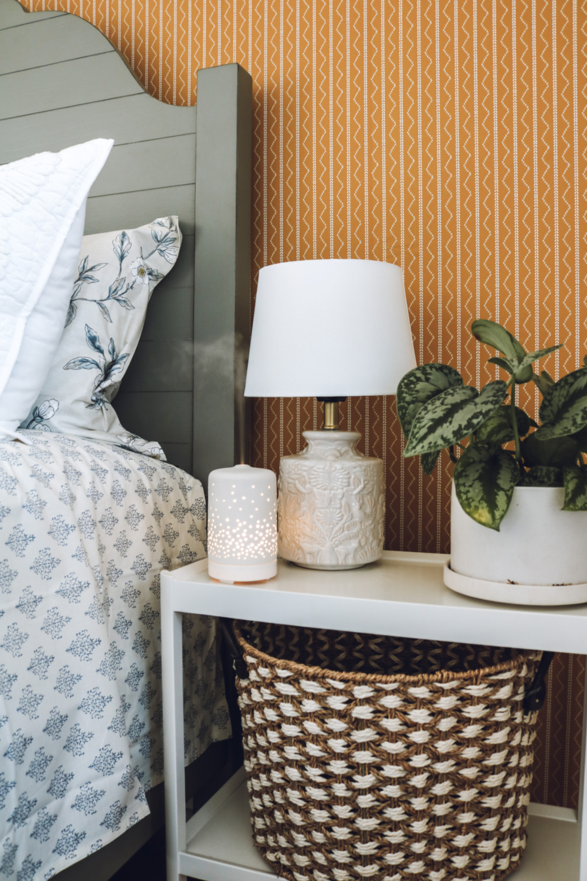 7 Things Every Guest Room Needs