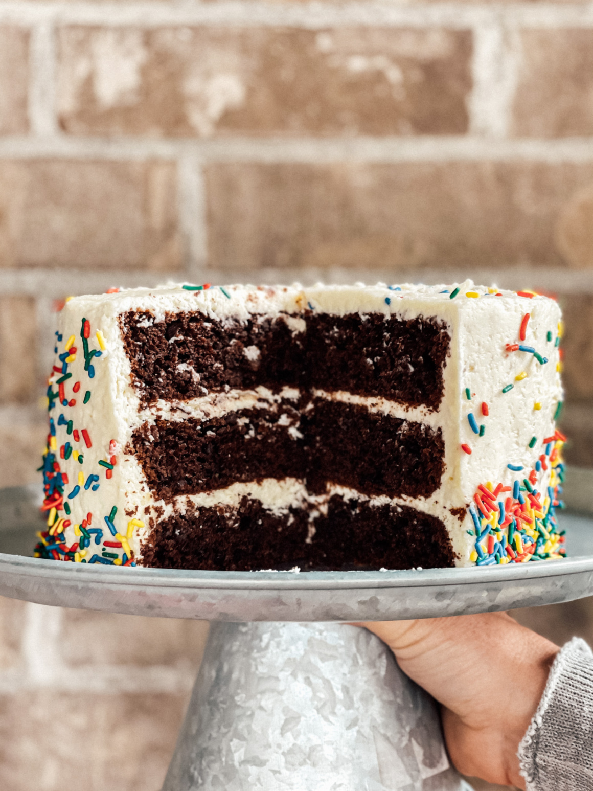 chocolate cake with white frosting